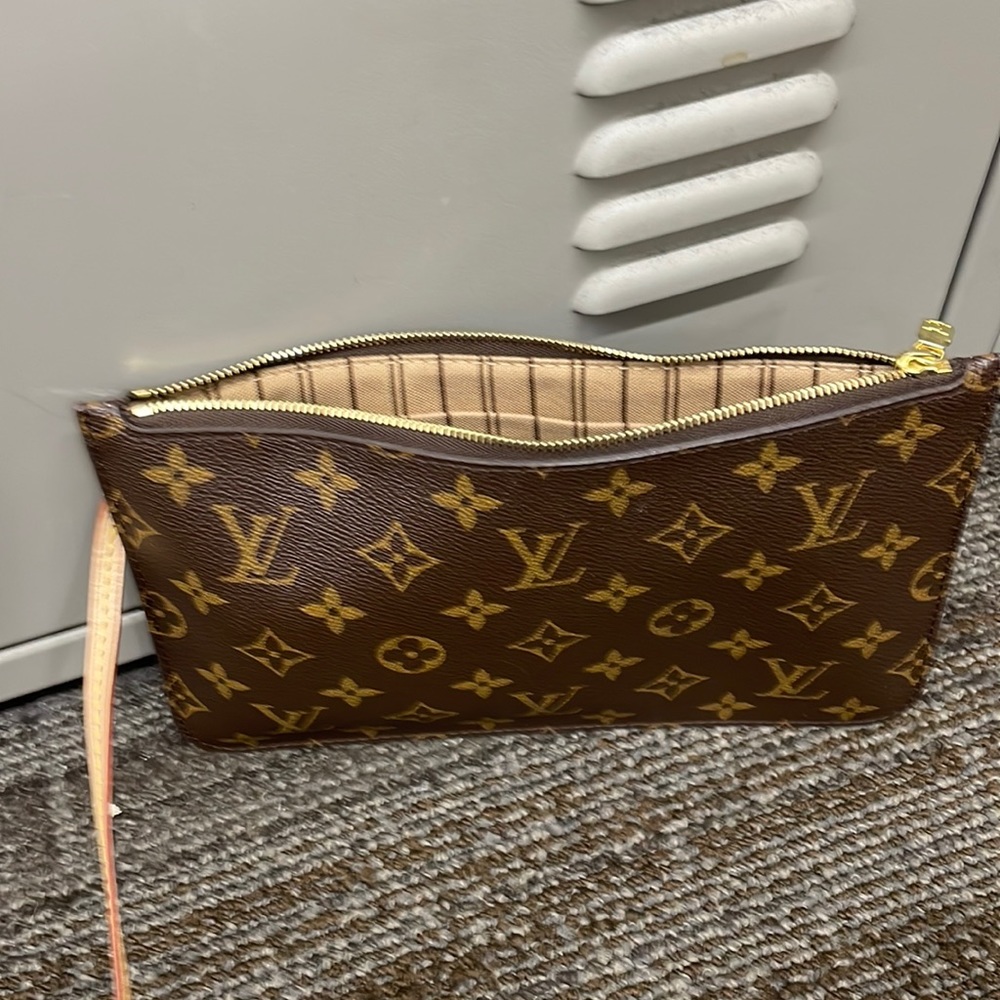 Authentic Louis Vuitton classic monogram pouchette